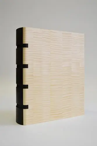 Plats en bois de sycomore, dos rapporté en veau noir, coutures apparentes sur bande de cuir.
