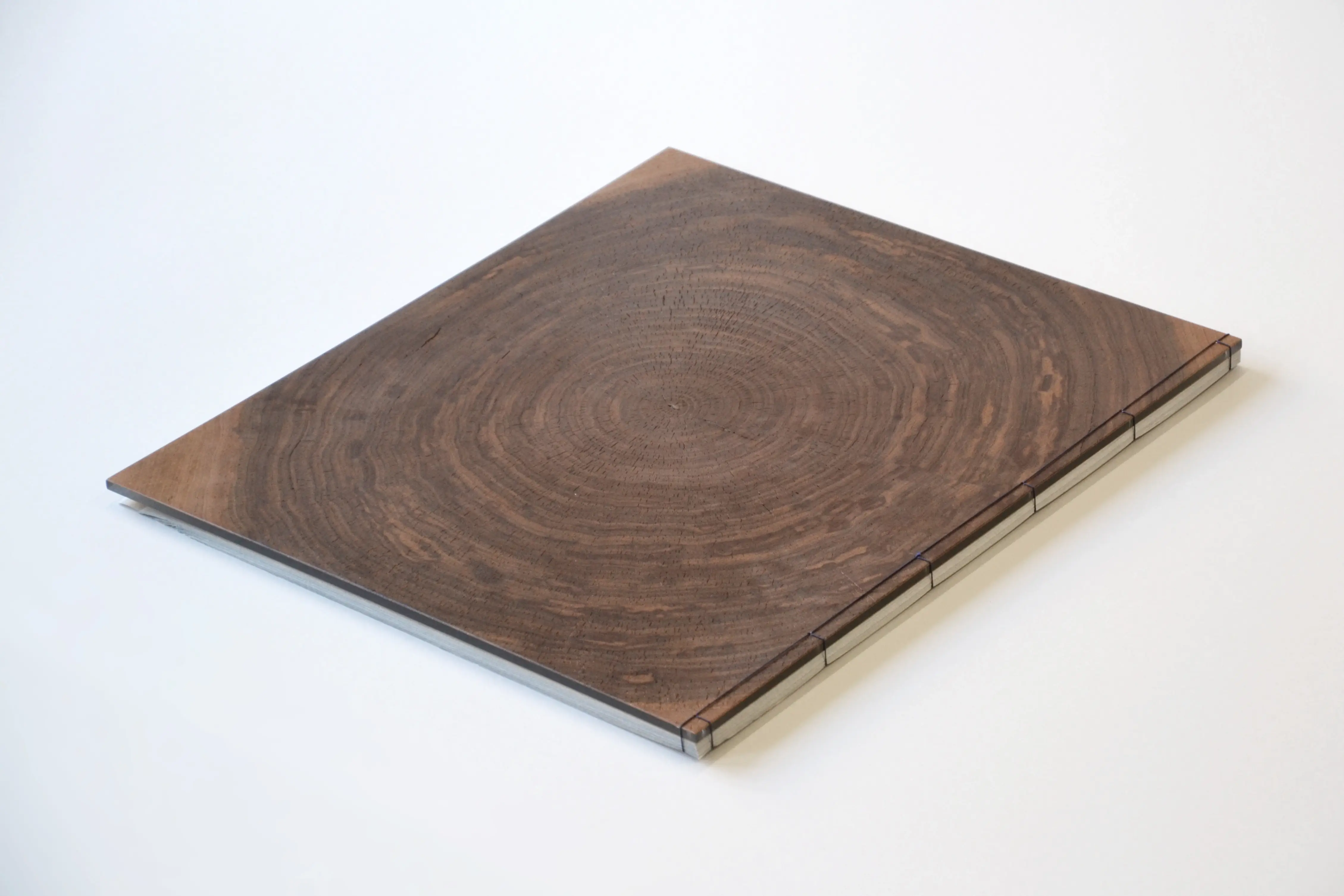 4ème de couverture en bois de bout de chêne et de noyer sur plexiglass