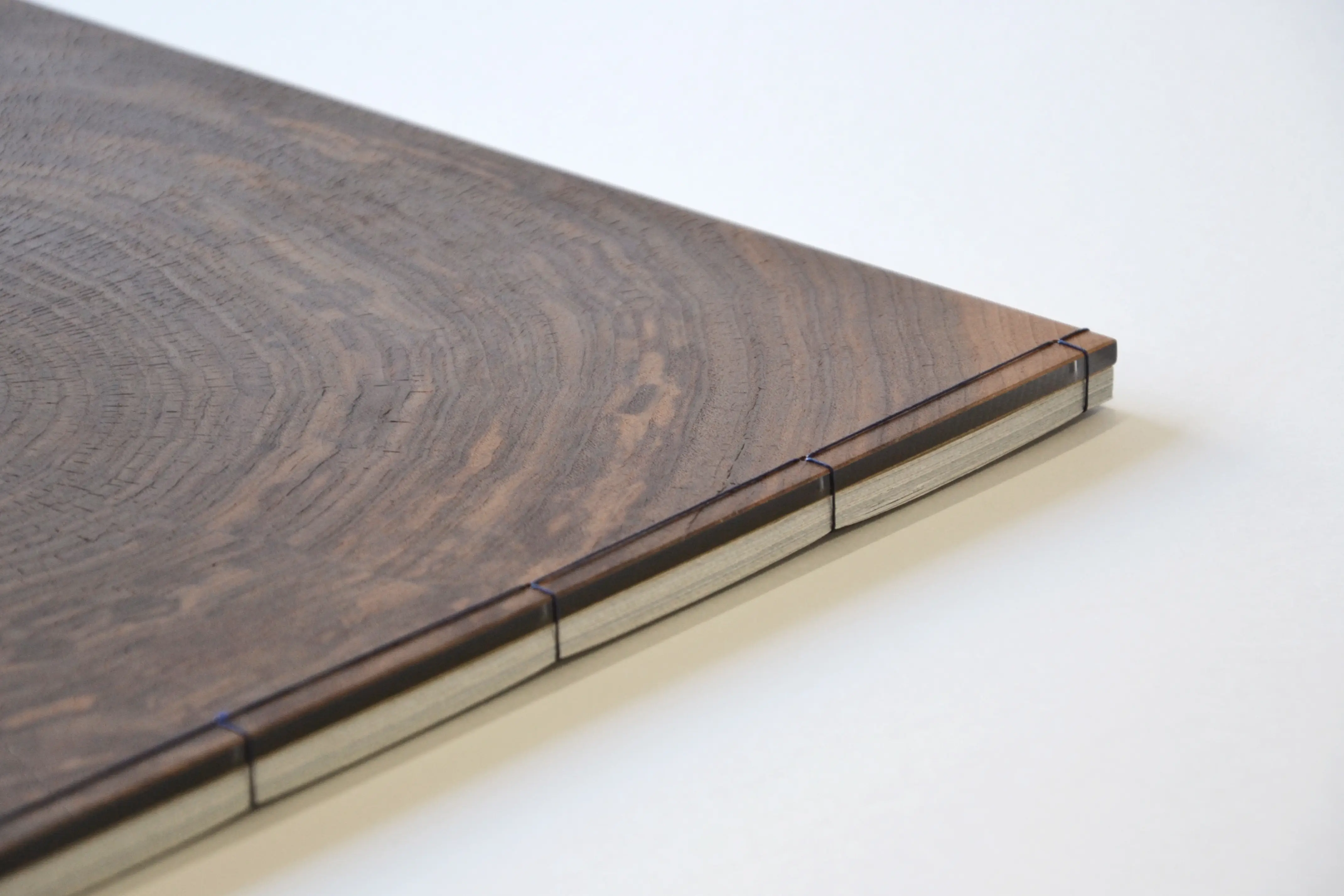 4ème de couverture en bois de bout de chêne et de noyer sur plexiglass