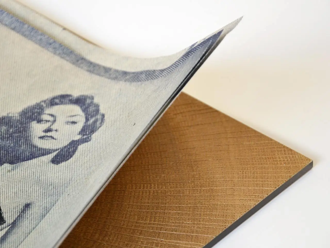 4ème de couverture en bois de bout de chêne et de noyer sur plexiglass