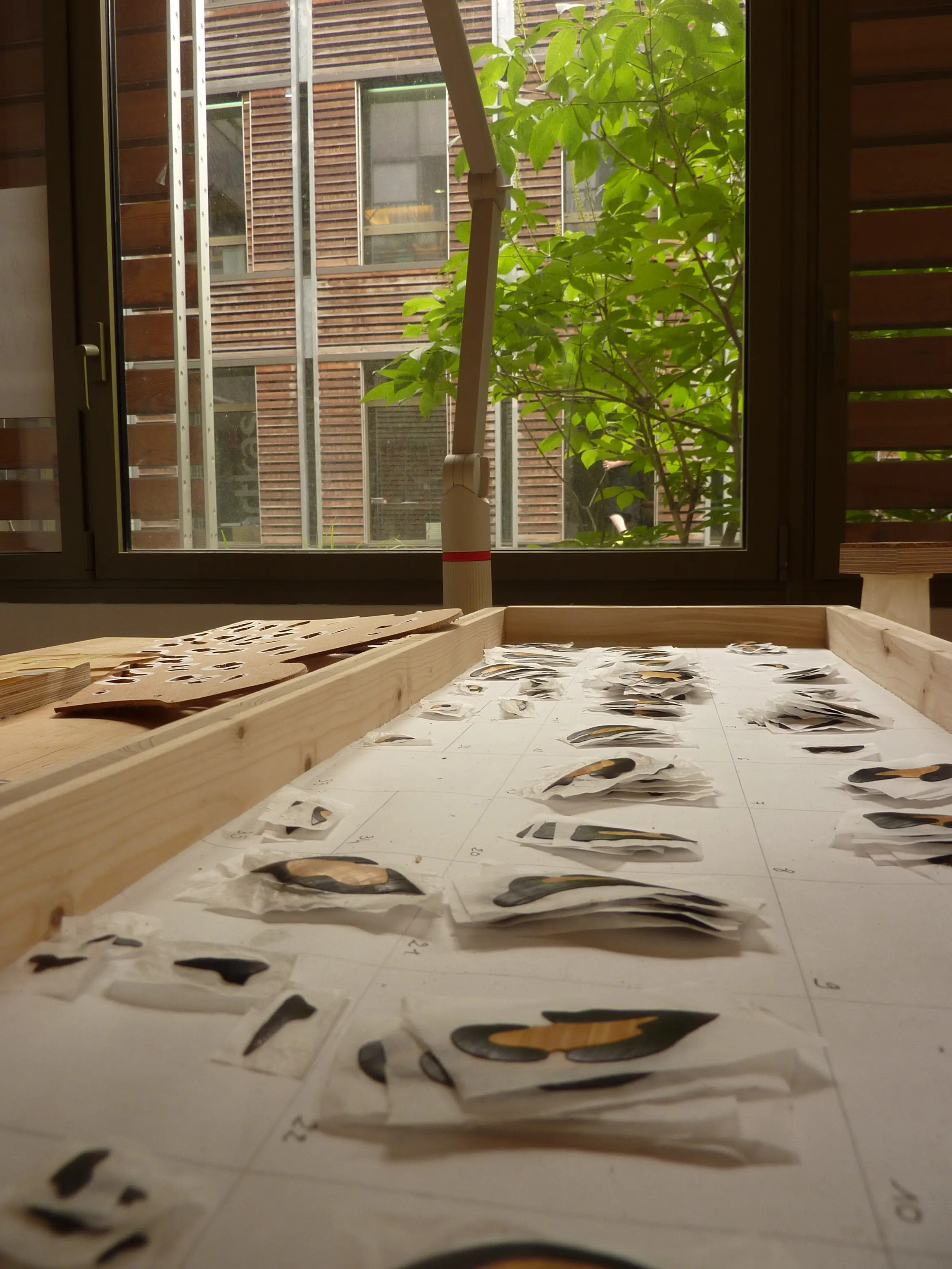Ensemble de 2 chaises en inox, recouvertes de fausses peaux de léopards en marqueterie de paille.