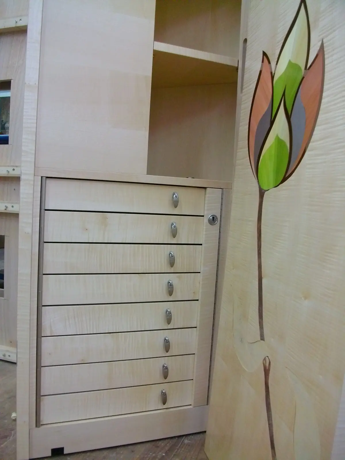 Paravent-coiffeuse 8 portes marquetées en paille.