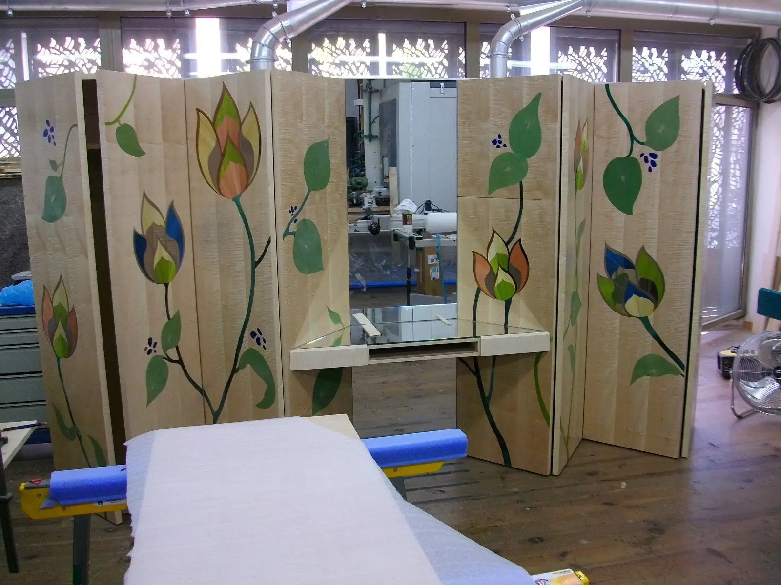 Paravent-coiffeuse 8 portes marquetées en paille.