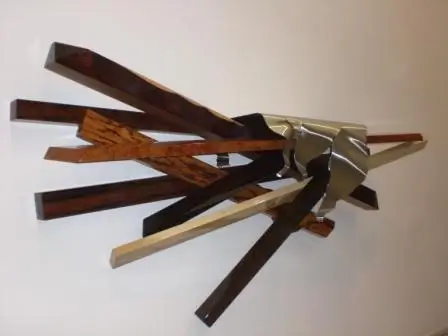 Bois de placages sciés, ébène, loupe d’amboine, bois de violette, ziricote, palissandre de Santos, mocutaiba, bois de serpent et houx.