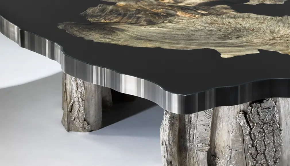 Placage de bois de marronnier, sur fond d’inox ti-black brossé.