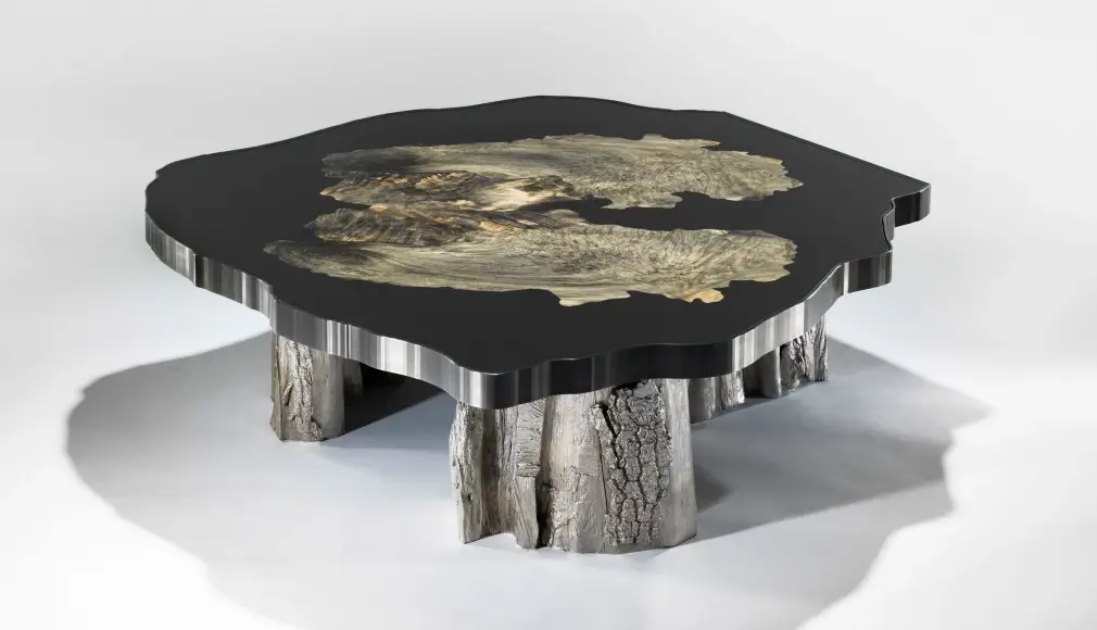Placage de bois de marronnier, sur fond d’inox ti-black brossé.