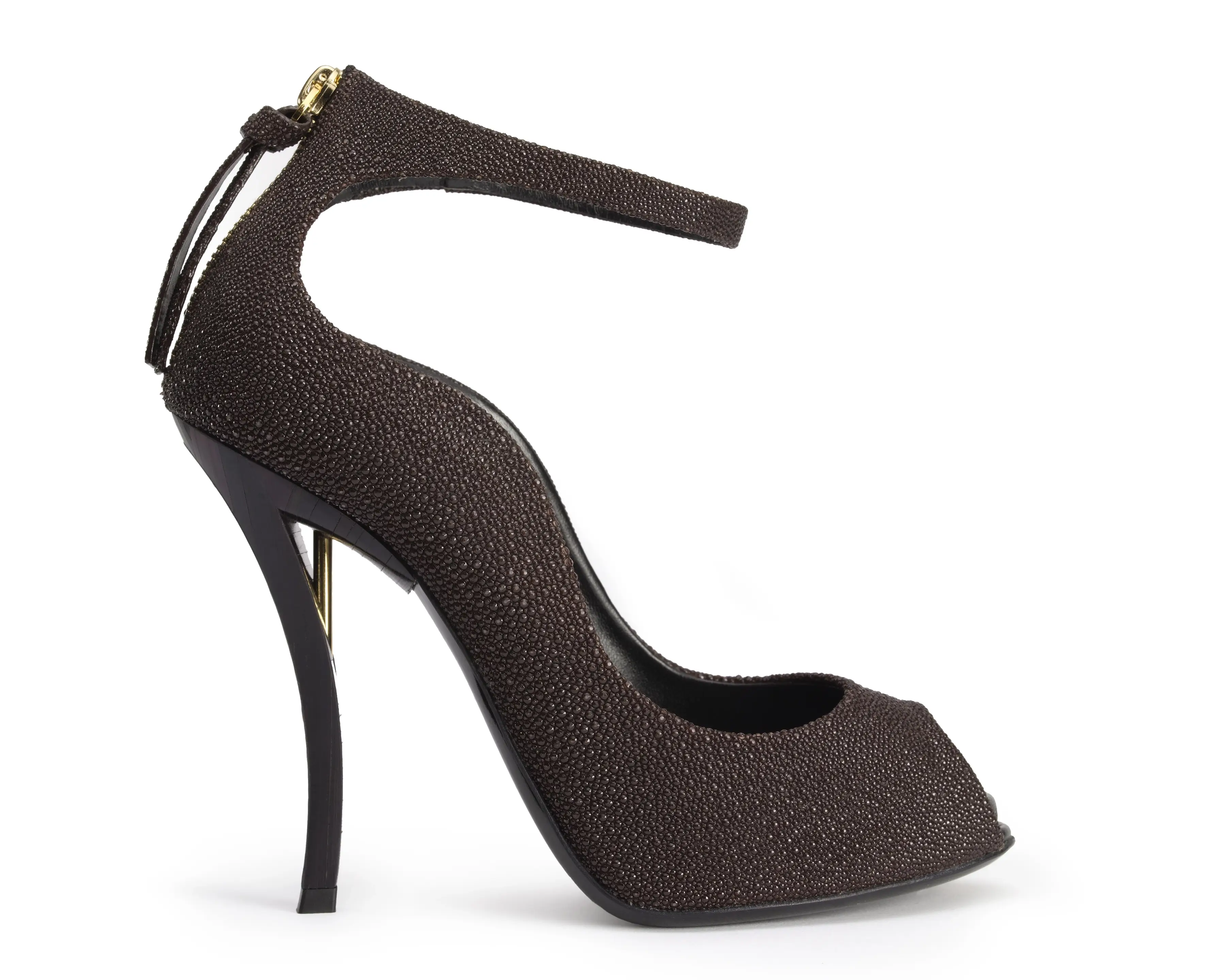 Minaudière et talons aiguilles en marqueterie de paille noire.