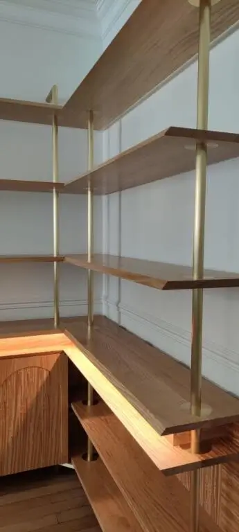 Bibliothèque d’angle sur mesure en bois de citronnier de Ceylan, montants en laiton, incrustation de leds, monture en bronze.