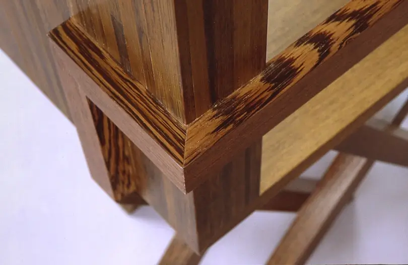 Paire de bibliothèque en marqueterie de paille teintée et bois de wengué.