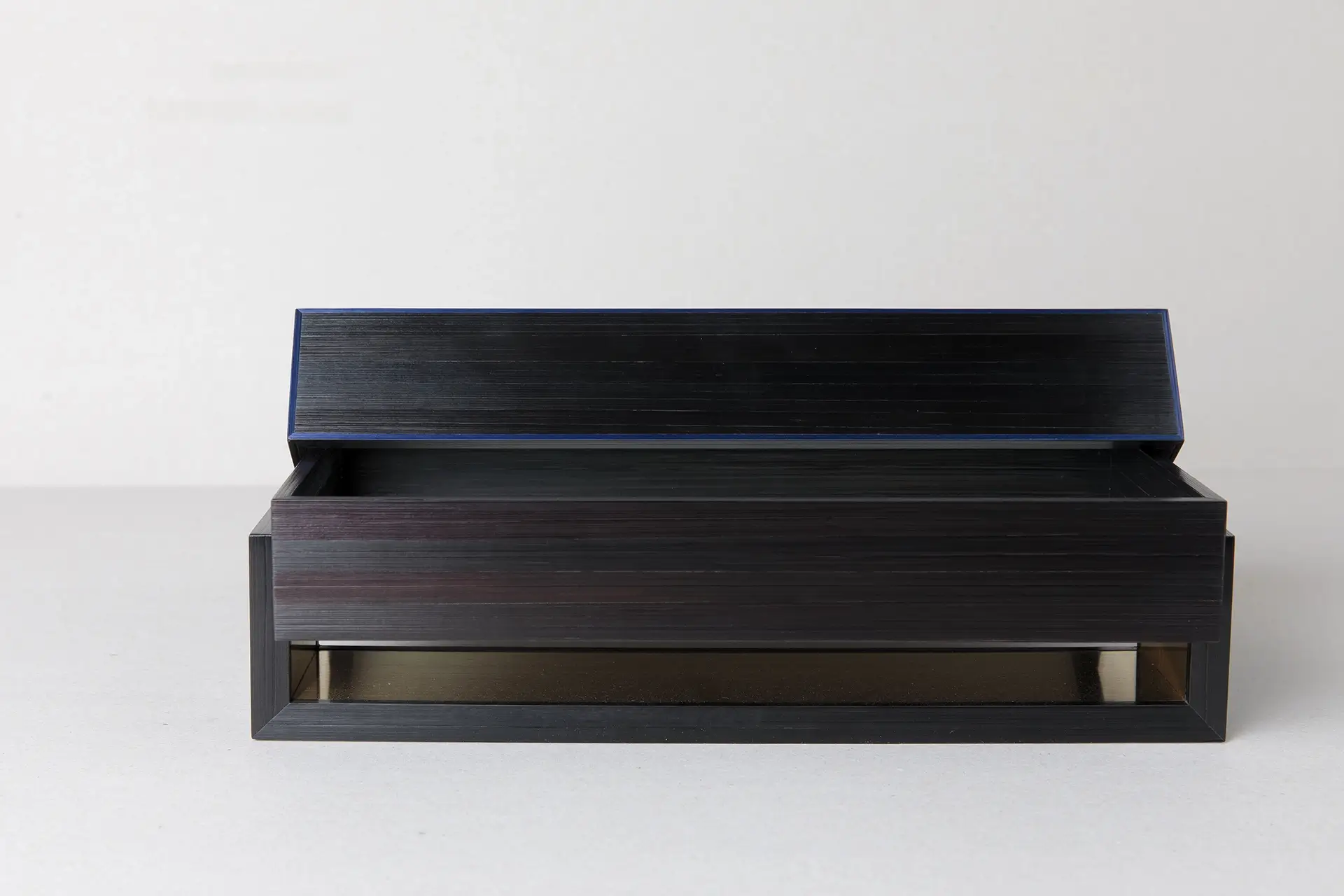 Boite inspirée par les toiles de Pierre Soulages, en marqueterie de paille noire et bleue. Support en laiton, intérieur en parchemin.