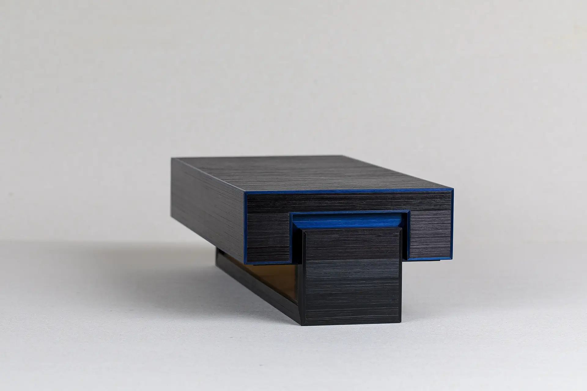 Boite inspirée par les toiles de Pierre Soulages, en marqueterie de paille noire et bleue. Support en laiton, intérieur en parchemin.