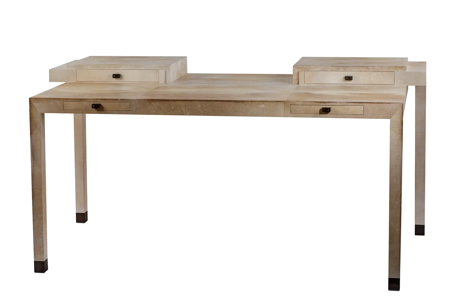 Bureau en parchemin antique clair, intérieur en bois de bout de palmier et laiton patiné.