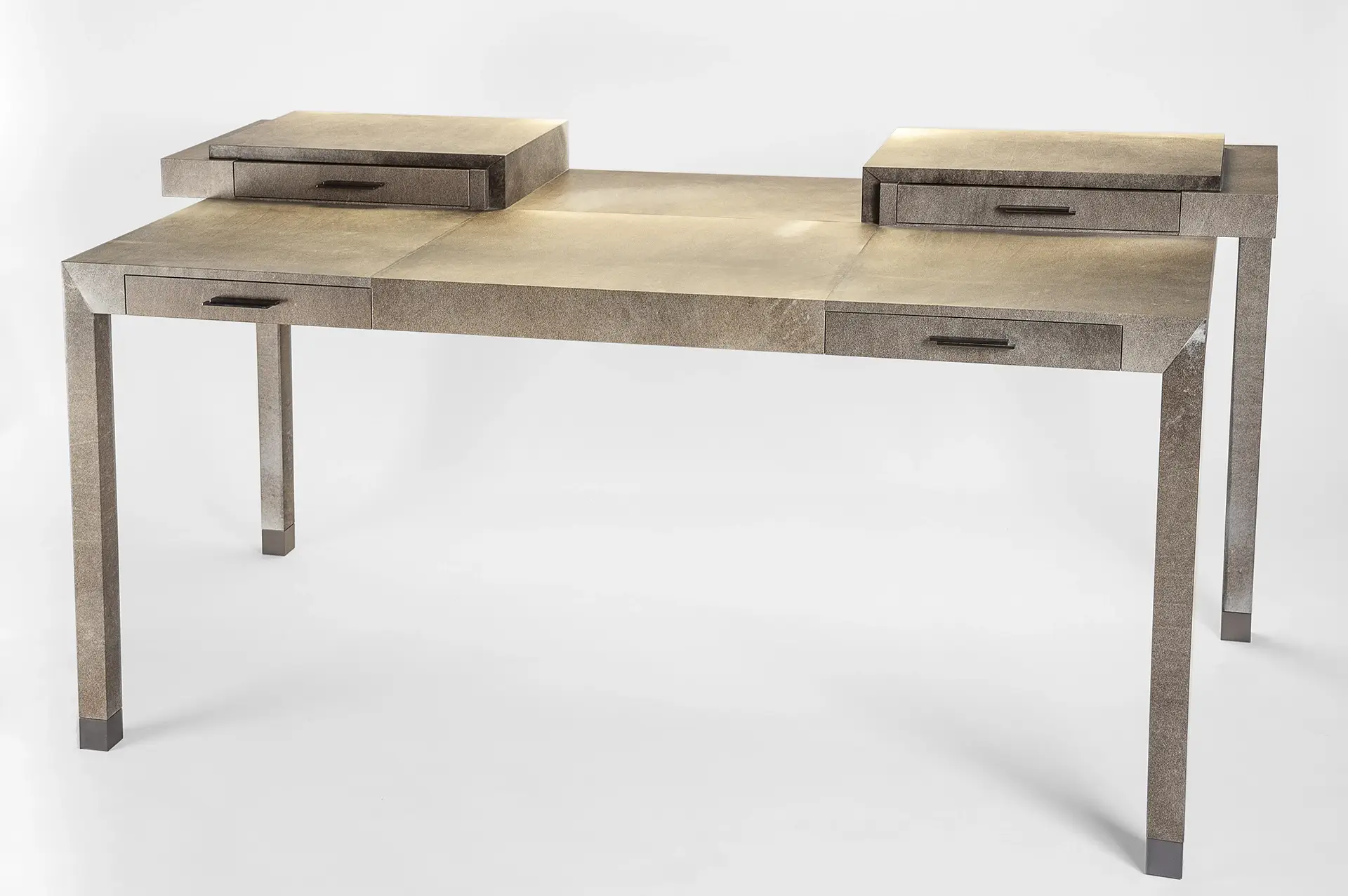 Bureau en parchemin antique gris foncé, intérieur en bois de préciosa et laiton patiné.