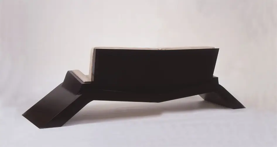 Canapé en bois d’ébène du Gabon, tissus Donghia.