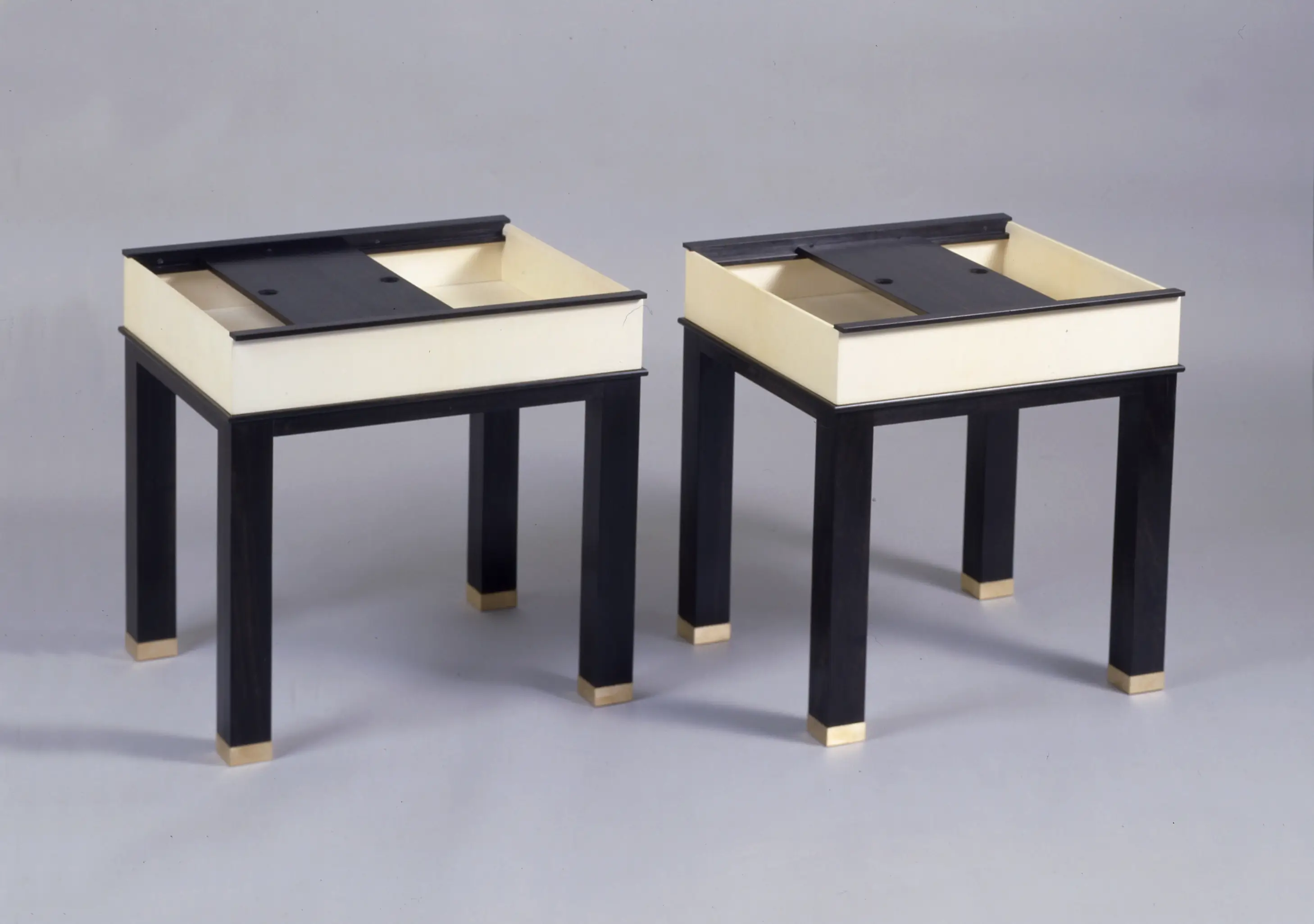 Paire de chevets en bois d’ébène du Gabon, parchemin racine, bronze patiné, plateau coulissant en bois ébène du Gabon.