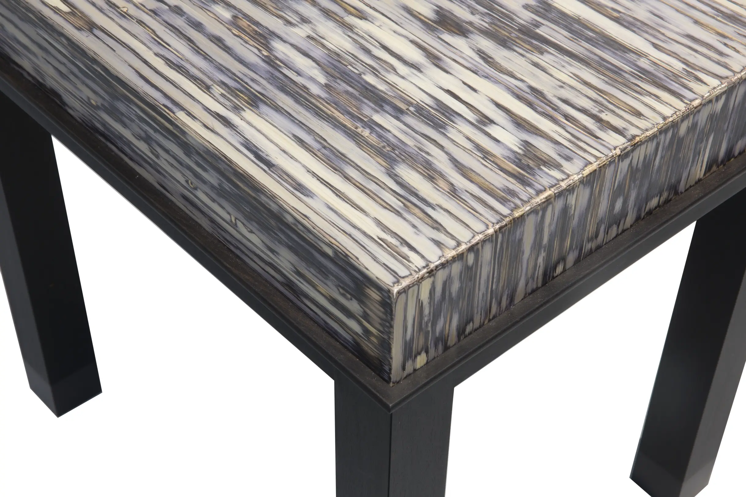 Marqueterie de paille technique Maonia, bois d'ébène et bronze patiné.