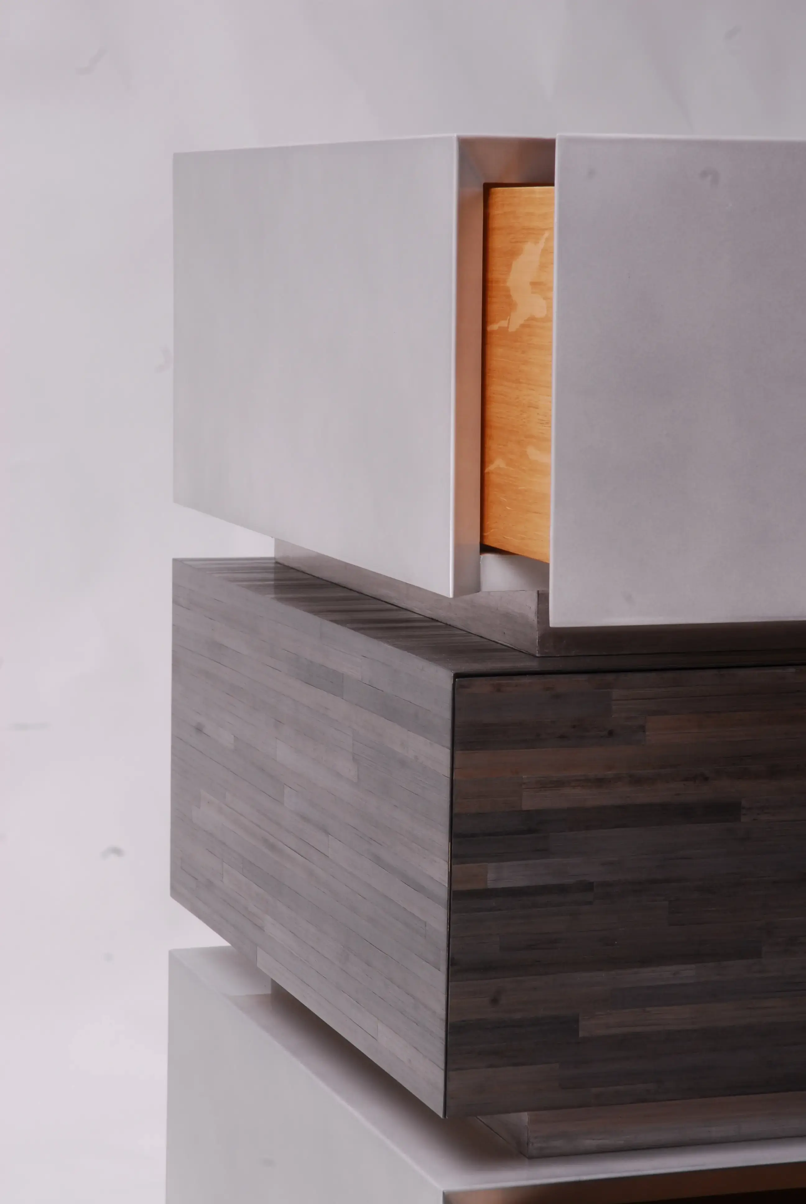 Commode en marqueterie de paille grise, laque nuagée grise, et feuilles d’argent.Intérieur en bois de chêne.