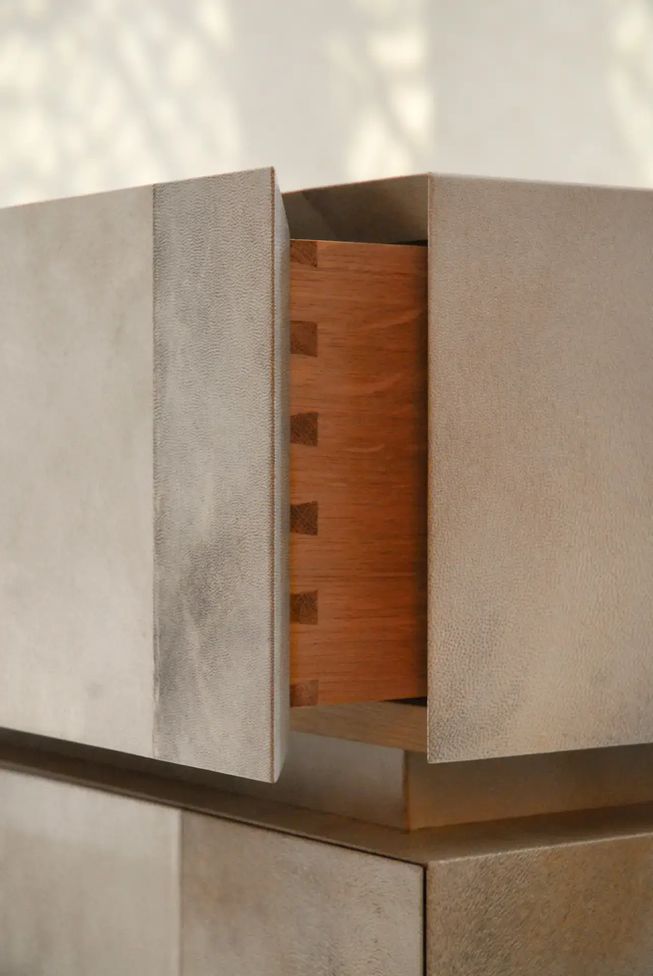 Commode en marqueterie de parchemin racine, piètement en inox-poli-miroir. Intérieur en bois de chêne.