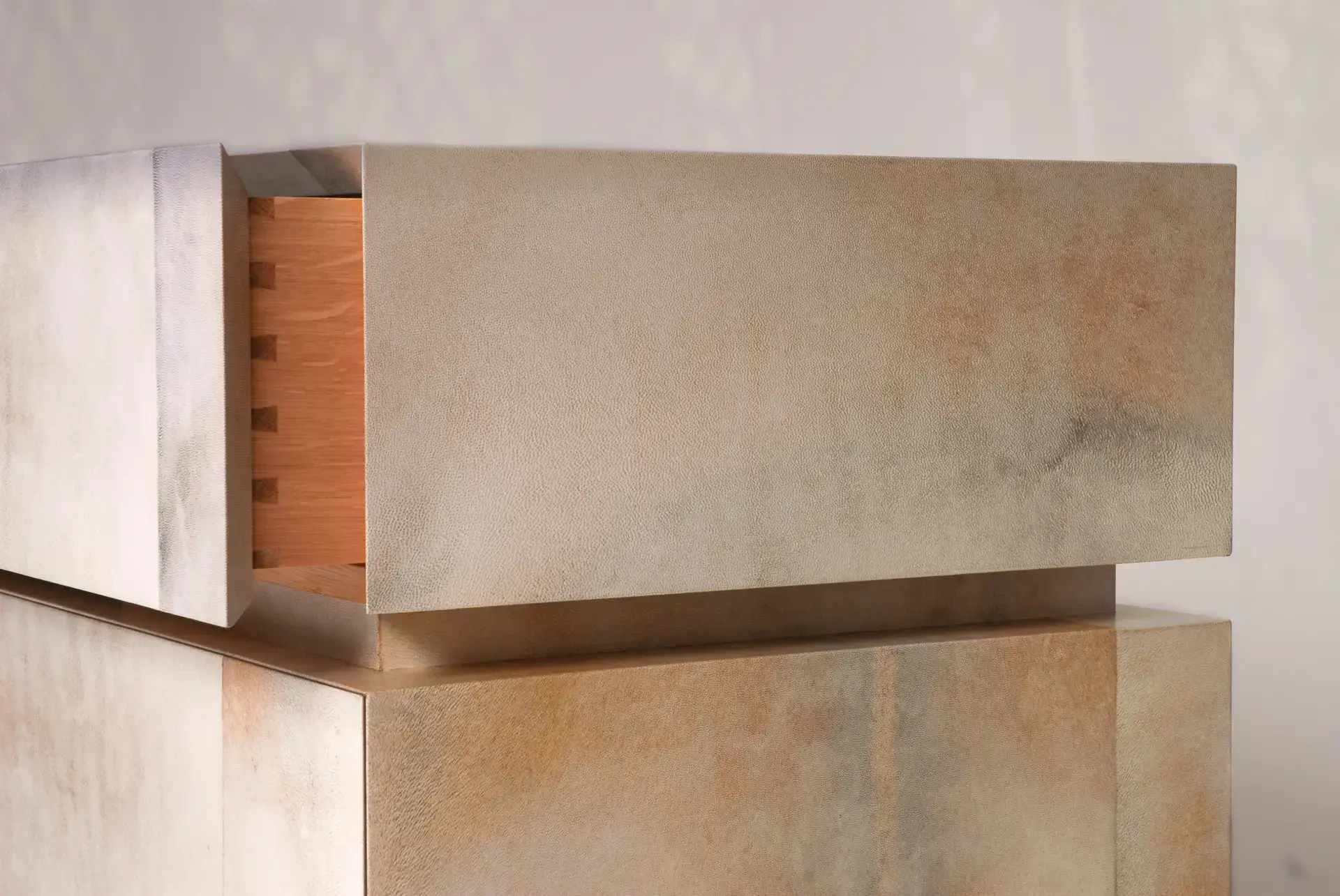 Commode en marqueterie de parchemin racine, piètement en inox-poli-miroir. Intérieur en bois de chêne.