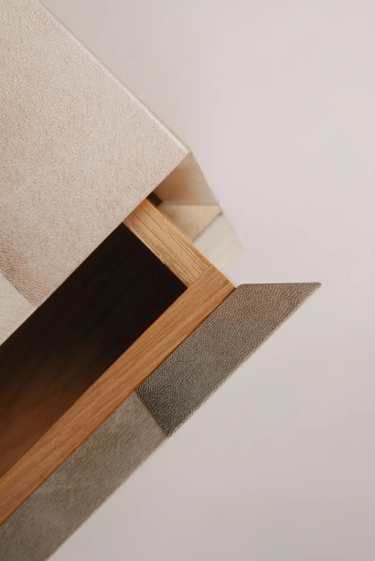 Commode en marqueterie de parchemin racine, piètement en inox-poli-miroir. Intérieur en bois de chêne.
