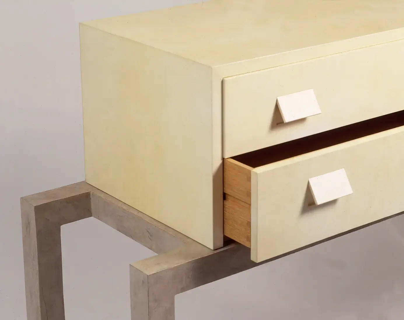 Commode en parchemin, piètement en laque de silice, sabots en bronze patiné. Intérieur en bois de chêne.