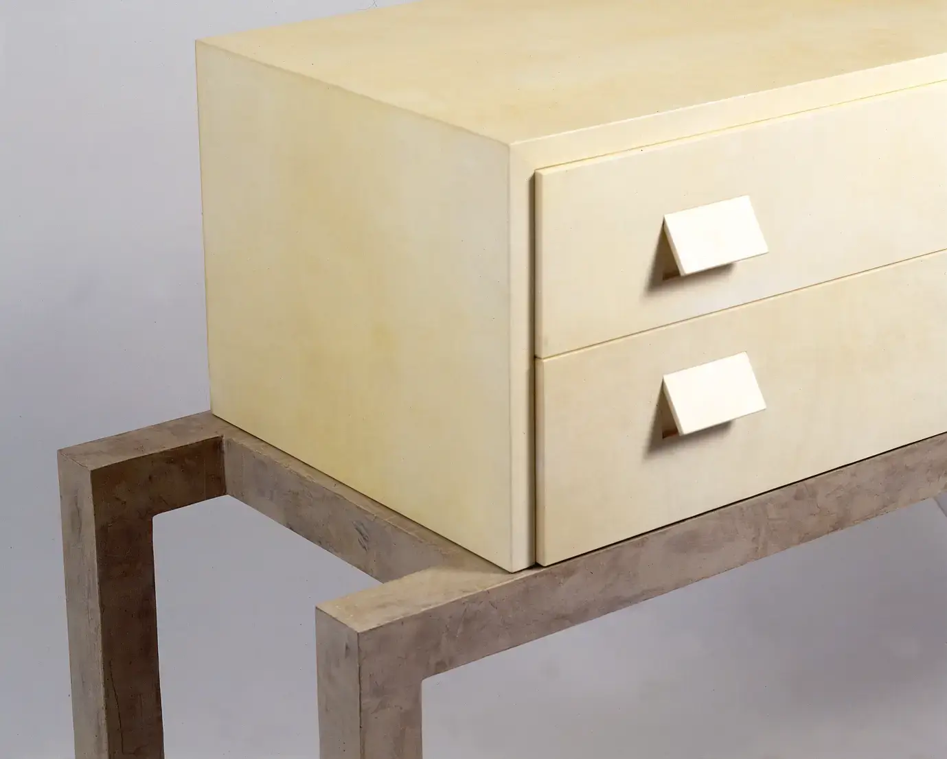 Commode en parchemin, piètement en laque de silice, sabots en bronze patiné. Intérieur en bois de chêne.