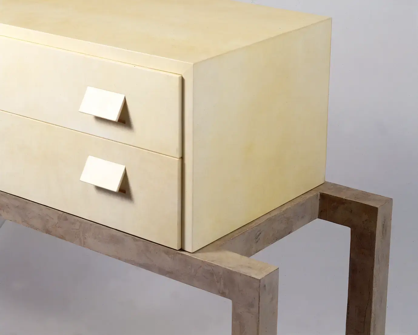 Commode en parchemin, piètement en laque de silice, sabots en bronze patiné. Intérieur en bois de chêne.