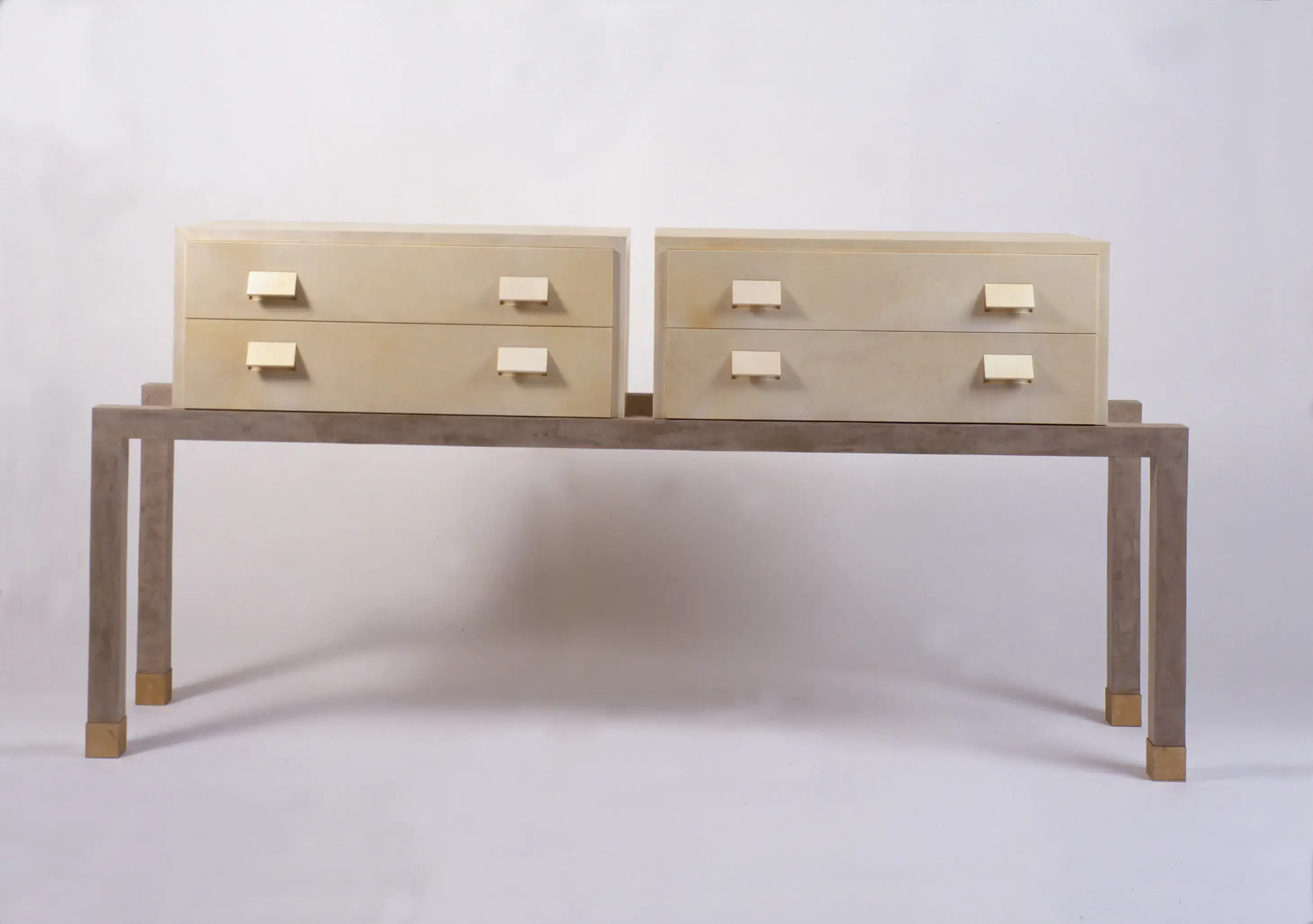 Commode en parchemin, piètement en laque de silice, sabots en bronze patiné. Intérieur en bois de chêne.