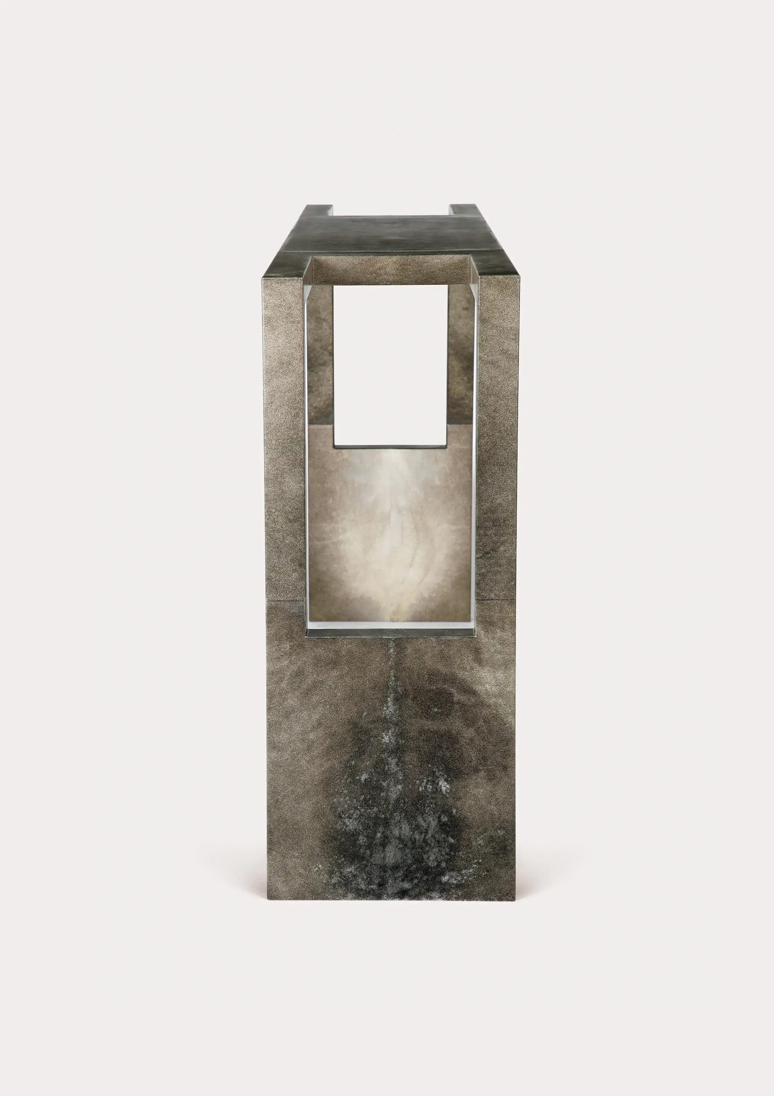 2 versions pour cette console, une en marqueterie de paille teintée, l’autre en parchemin.