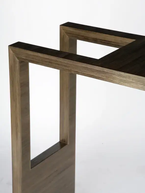 2 versions pour cette console, une en marqueterie de paille teintée, l’autre en parchemin.