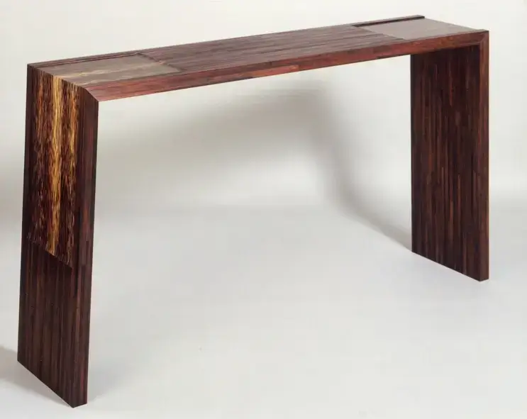 Console en marqueterie de paille teintée et bois de palmier.