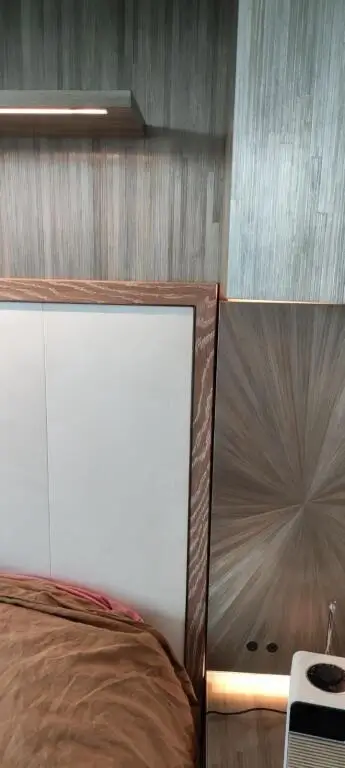 Dressing et aménagement d’une chambre en marqueterie de paille, cire argent, bois de chêne et fibre optique.