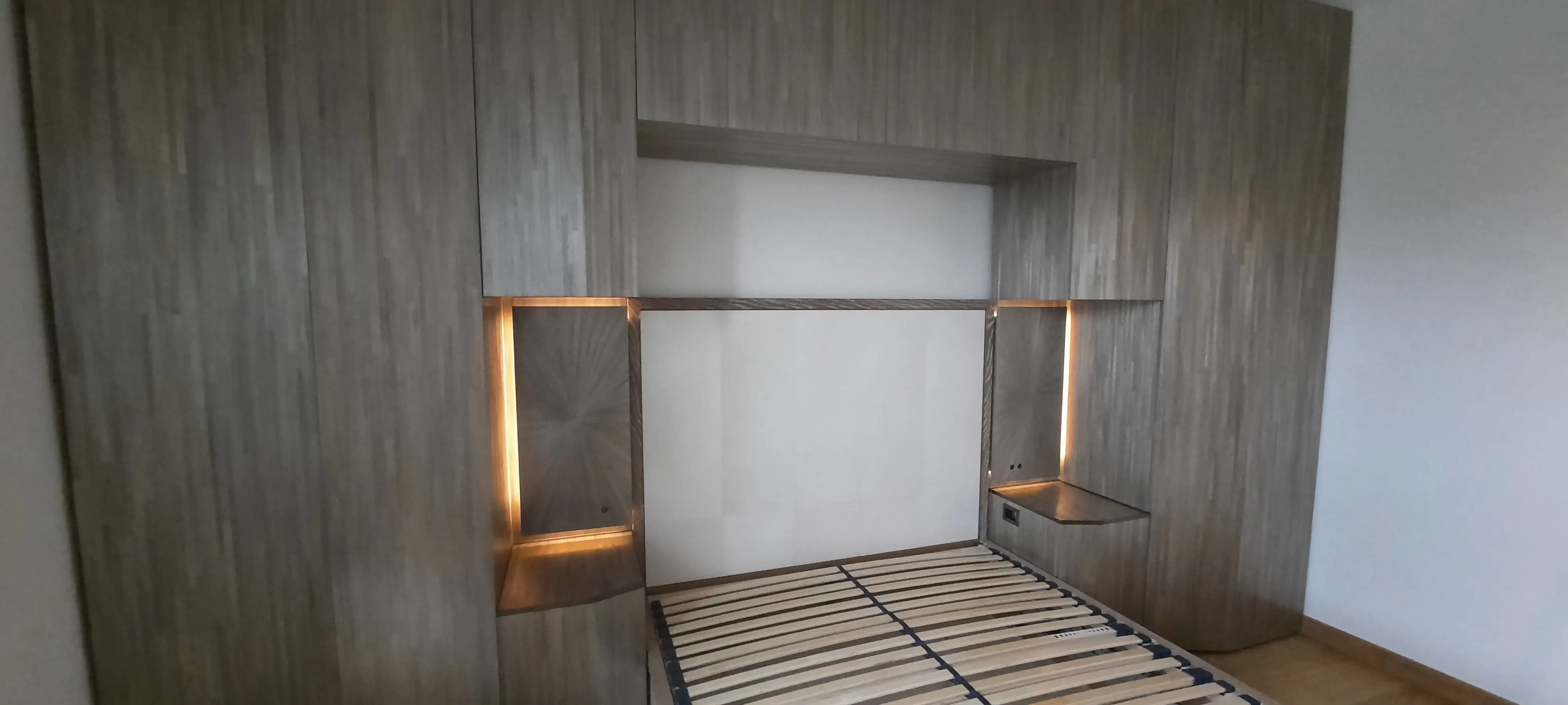 Dressing et aménagement d’une chambre en marqueterie de paille, cire argent, bois de chêne et fibre optique.