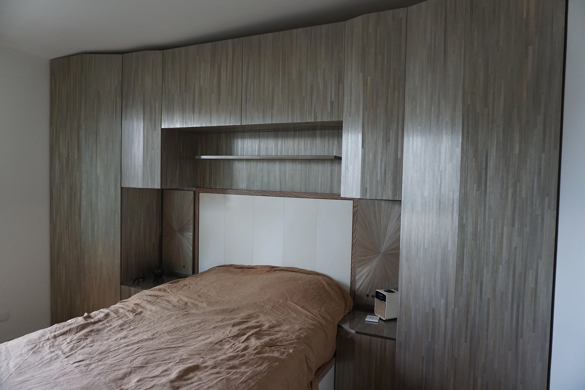 Dressing et aménagement d’une chambre en marqueterie de paille, cire argent, bois de chêne et fibre optique.