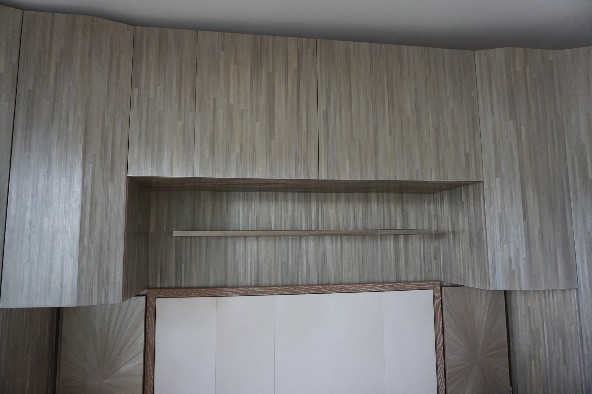 Dressing et aménagement d’une chambre en marqueterie de paille, cire argent, bois de chêne et fibre optique.