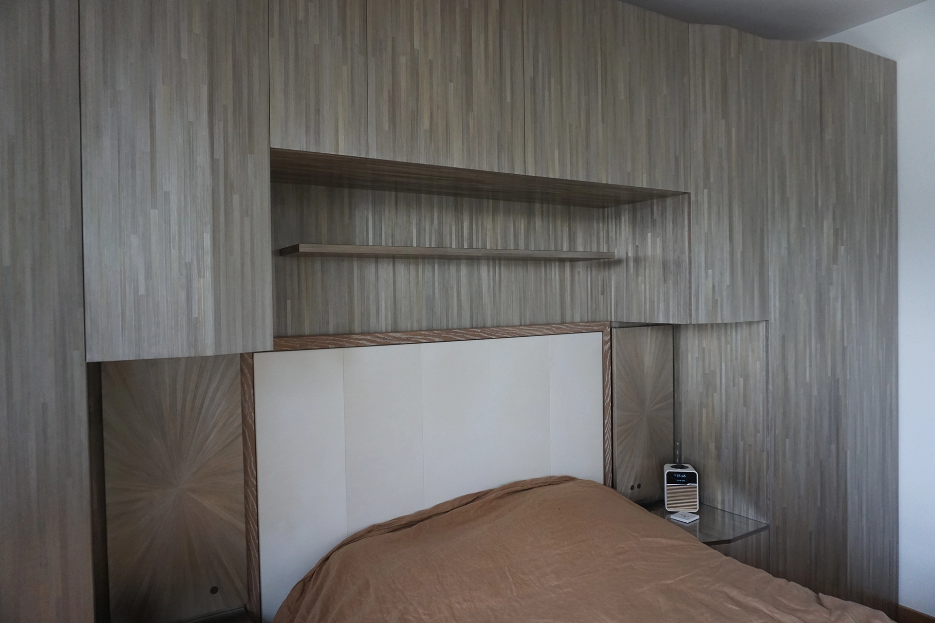 Dressing et aménagement d’une chambre en marqueterie de paille, cire argent, bois de chêne et fibre optique.