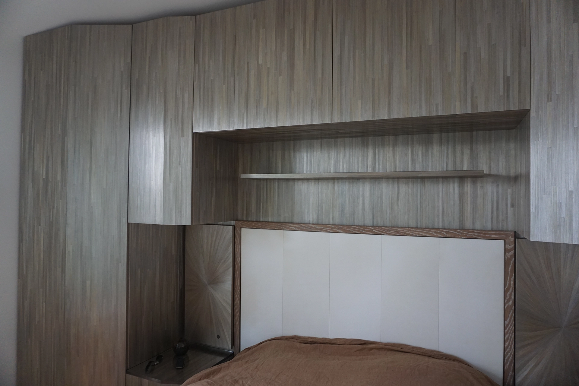 Dressing et aménagement d’une chambre en marqueterie de paille, cire argent, bois de chêne et fibre optique.