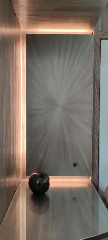 Dressing et aménagement d’une chambre en marqueterie de paille, cire argent, bois de chêne et fibre optique.