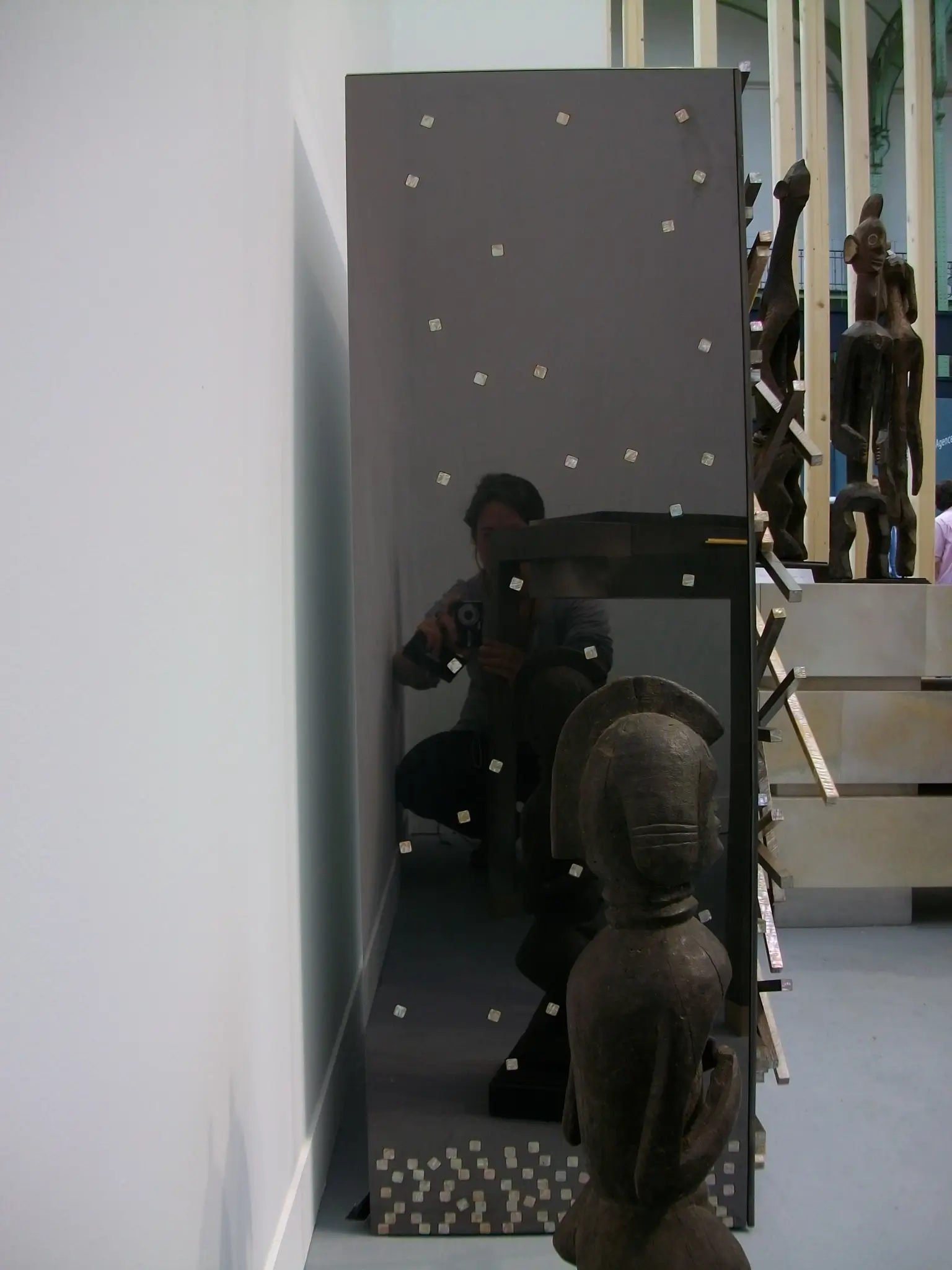 Meuble en inox-poli-miroir, marqueterie de paille teintée, nacre. Intérieur gainé en cuir de veau.