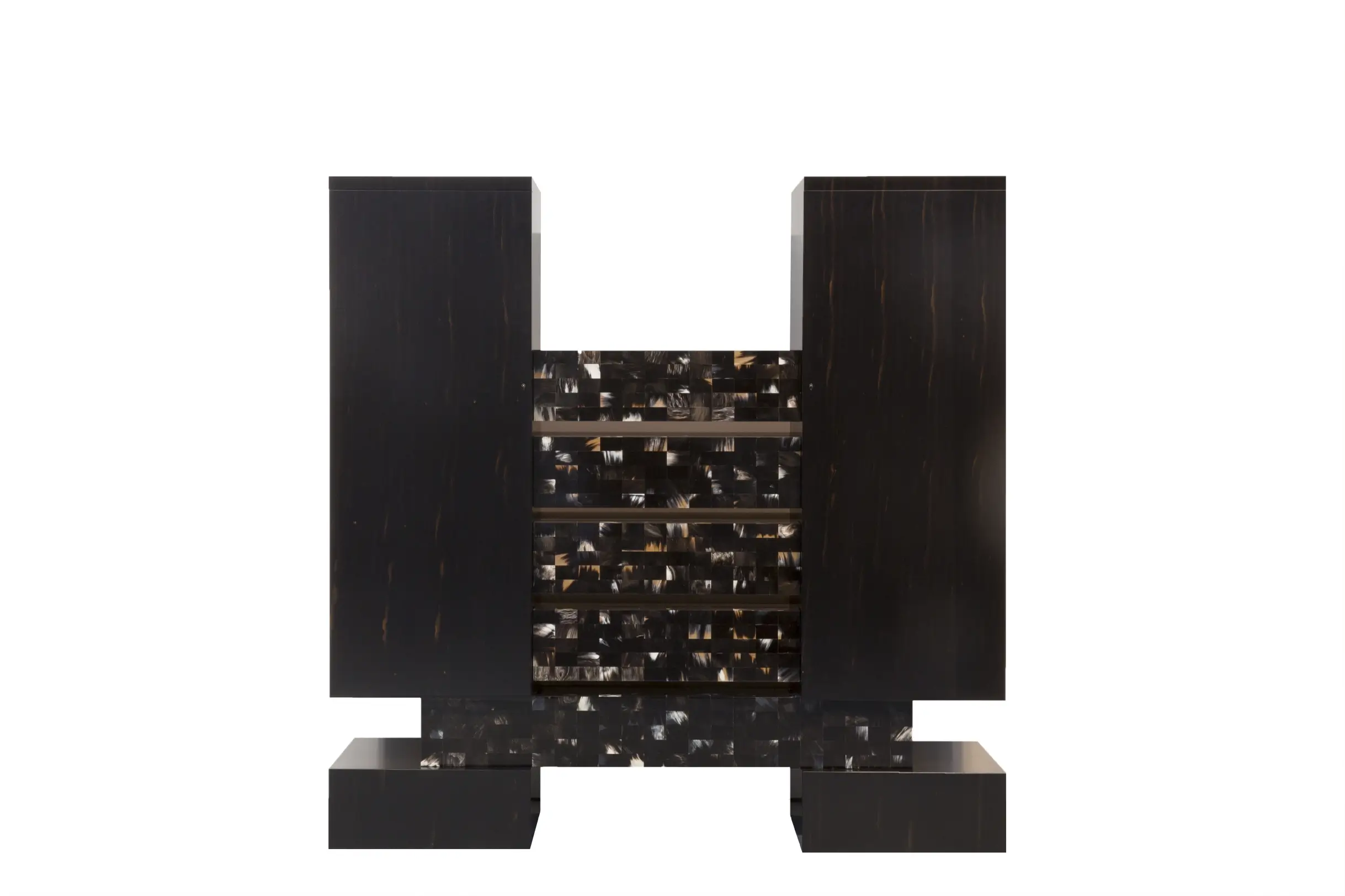 Meuble en bois d’ébène du Gabon, marqueterie de corne, intérieur en bois de preciosa.