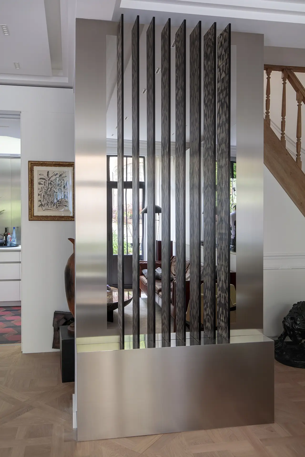 Miroir en marqueterie de paille noire, marqueterie de paille technique Maonia, inox brossé et inox poli-miroir.