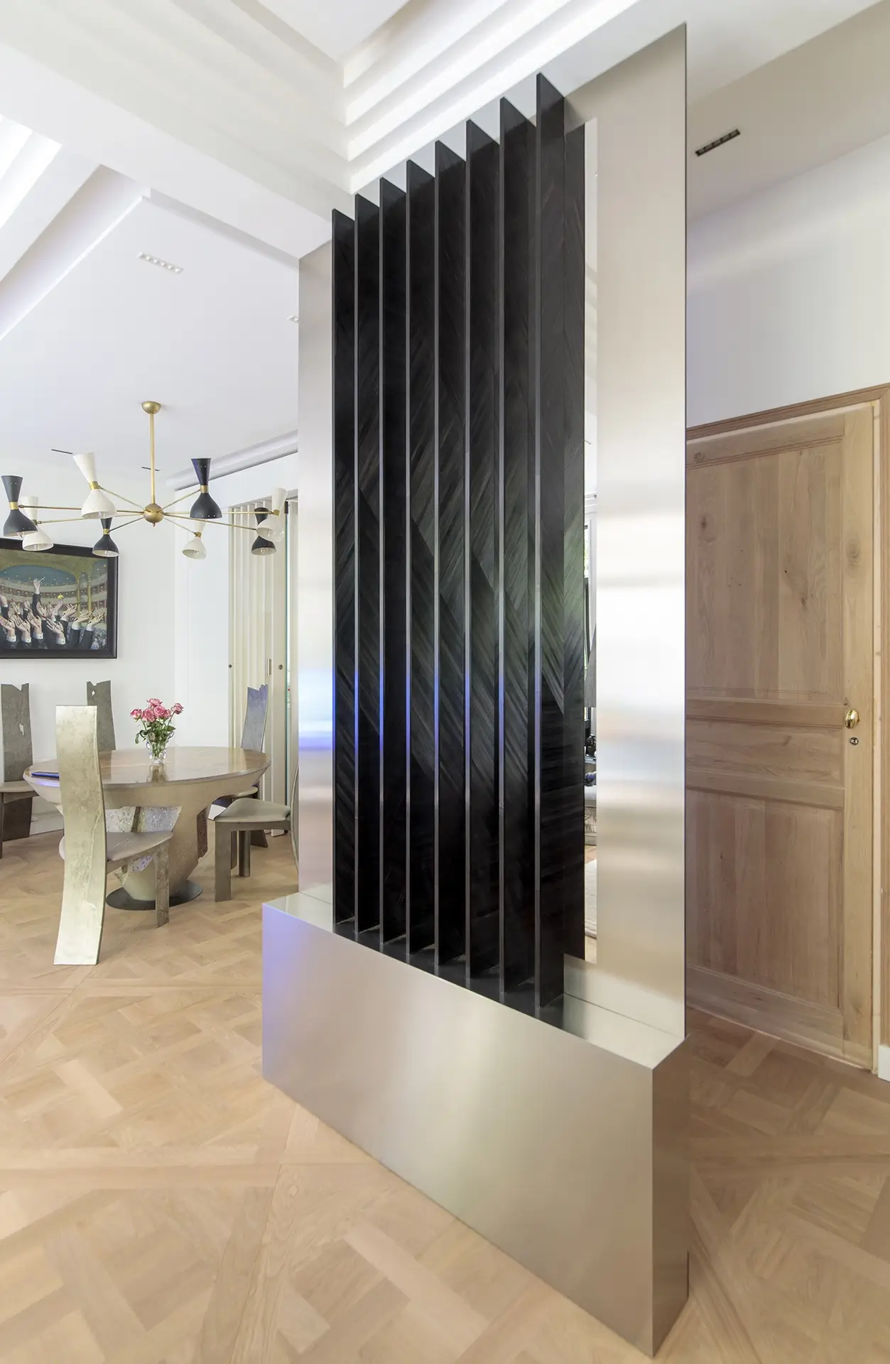 Miroir en marqueterie de paille noire, marqueterie de paille technique Maonia, inox brossé et inox poli-miroir.