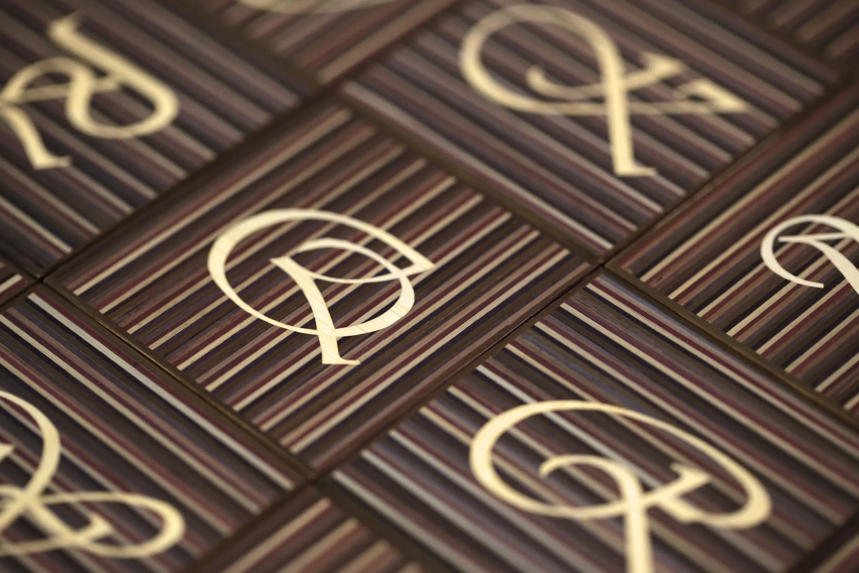 Jeu de cubes présentés lors du concours des meilleurs ouvriers de France, en marqueterie de paille, sur un plateau en marqueterie de paille et parchemin.