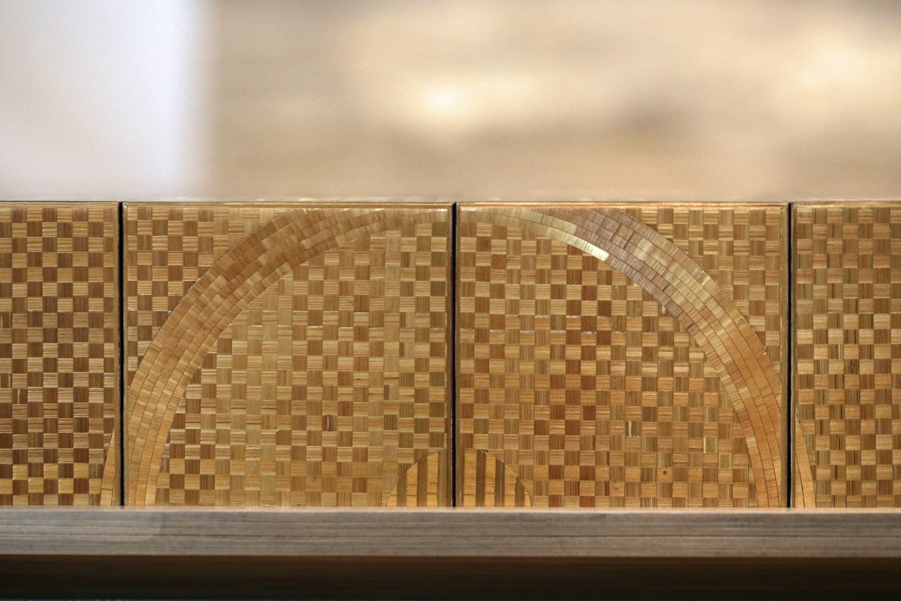 Jeu de cubes présentés lors du concours des meilleurs ouvriers de France, en marqueterie de paille, sur un plateau en marqueterie de paille et parchemin.