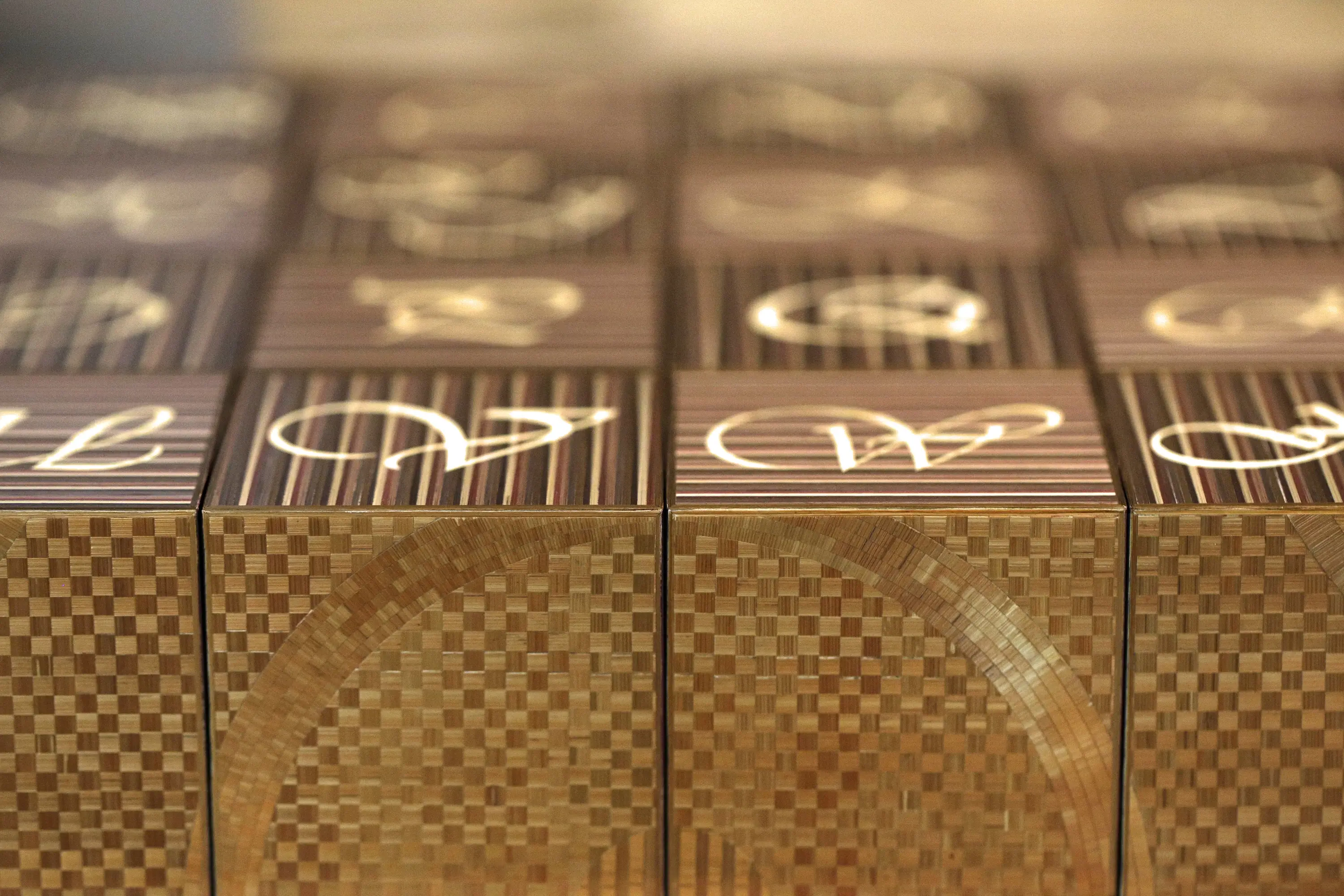Jeu de cubes présentés lors du concours des meilleurs ouvriers de France, en marqueterie de paille, sur un plateau en marqueterie de paille et parchemin.