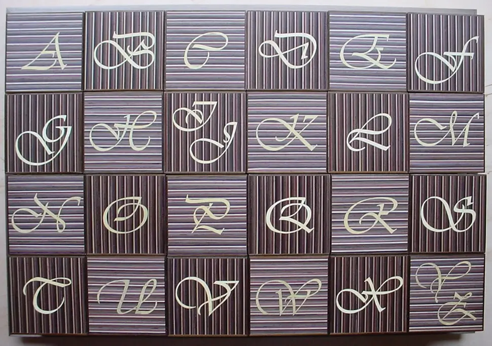 Jeu de cubes présentés lors du concours des meilleurs ouvriers de France, en marqueterie de paille, sur un plateau en marqueterie de paille et parchemin.