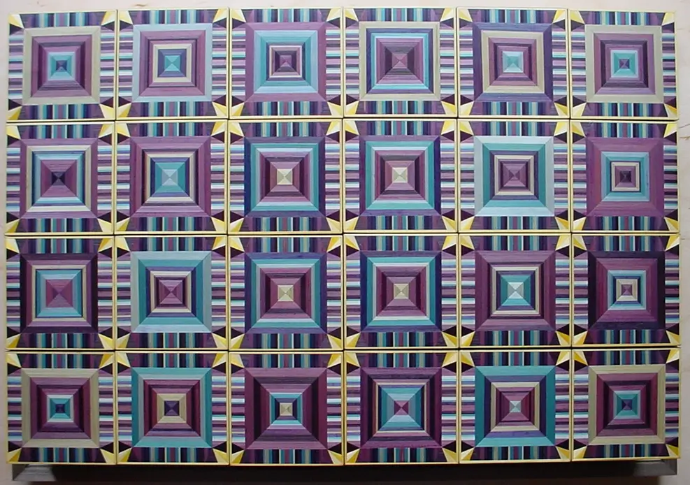 Jeu de cubes présentés lors du concours des meilleurs ouvriers de France, en marqueterie de paille, sur un plateau en marqueterie de paille et parchemin.