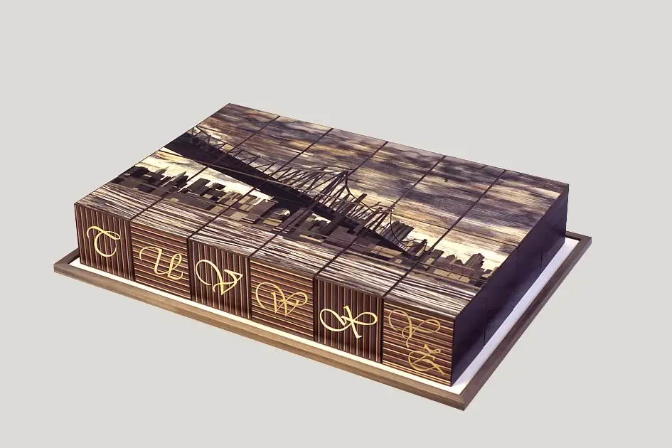 Jeu de cubes présentés lors du concours des meilleurs ouvriers de France, en marqueterie de paille, sur un plateau en marqueterie de paille et parchemin.