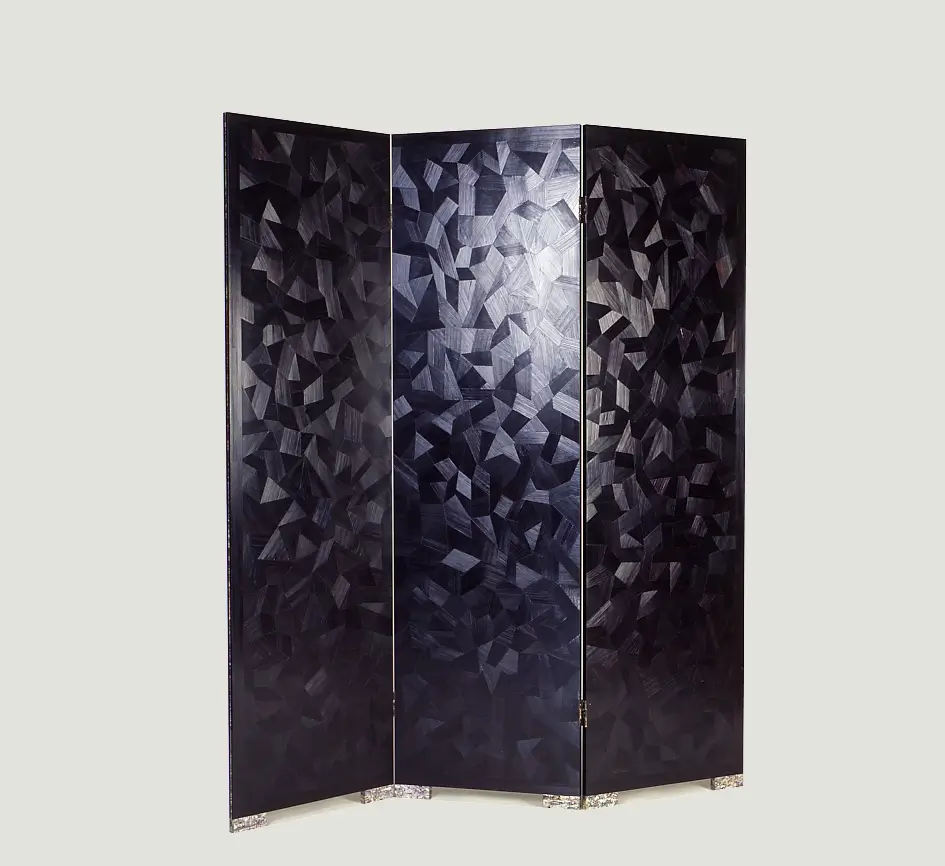 Marqueterie de paille noire, motifs aléatoires et incrustation de filets de nacre.