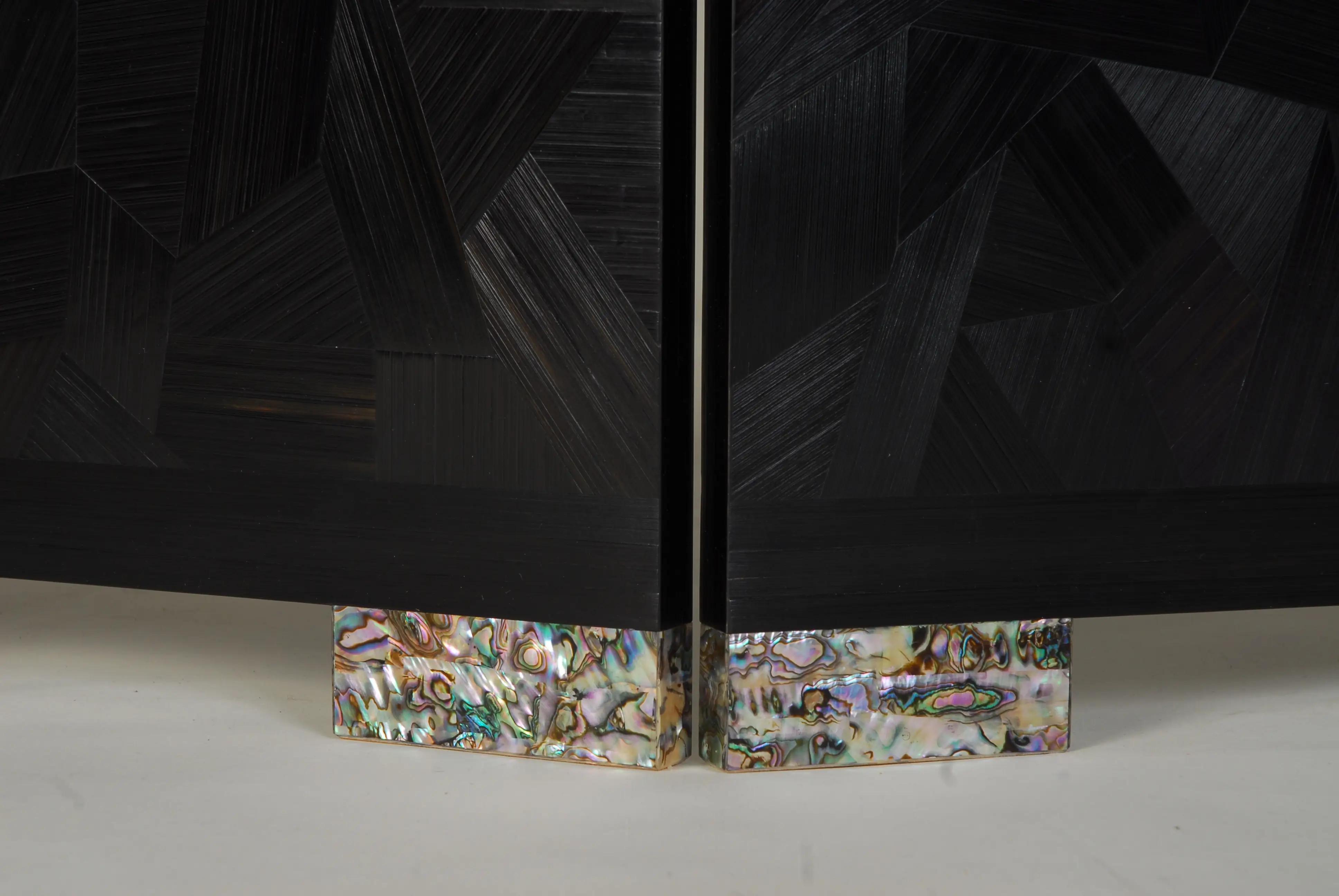 Marqueterie de paille noire, motifs aléatoires et incrustation de filets de nacre.